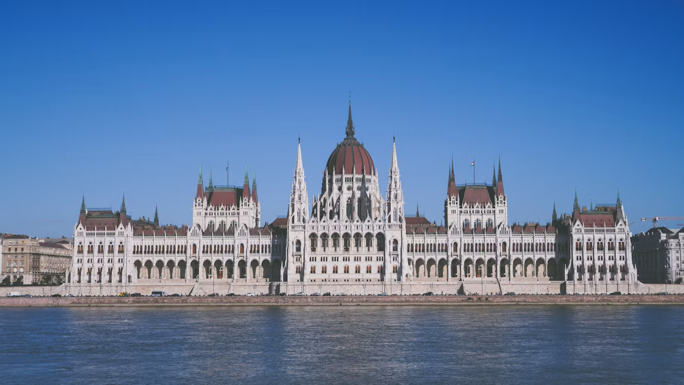 Kétharmaddal bontják az Orbán-rendszer falait